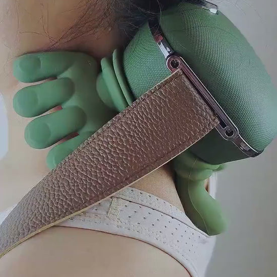 4D Bionic neck and shoulder massager in use: hand-shaped fingers, 3 intensity levels and 2 heat settings