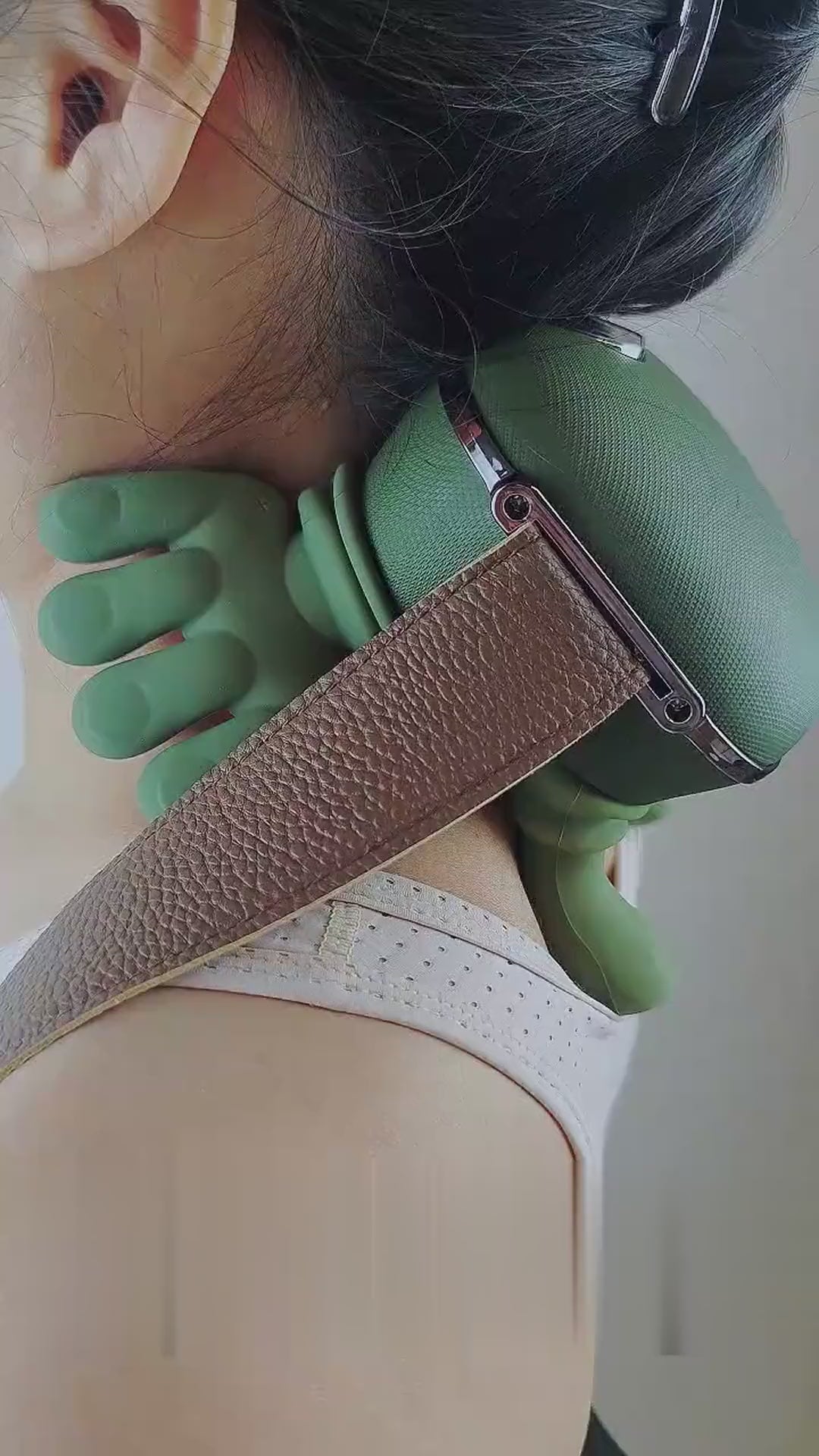 4D Bionic neck and shoulder massager in use: hand-shaped fingers, 3 intensity levels and 2 heat settings